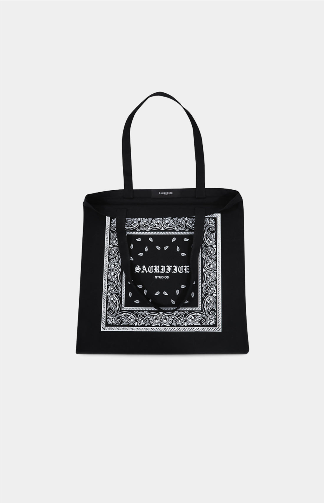 A sophisticated paisley design tote bag with ample space in a 55x55cm size, crafted with expertise in Portugal using durable materials. Machine washable for easy maintenance and a stylish accessory for daily life, shopping, or travel